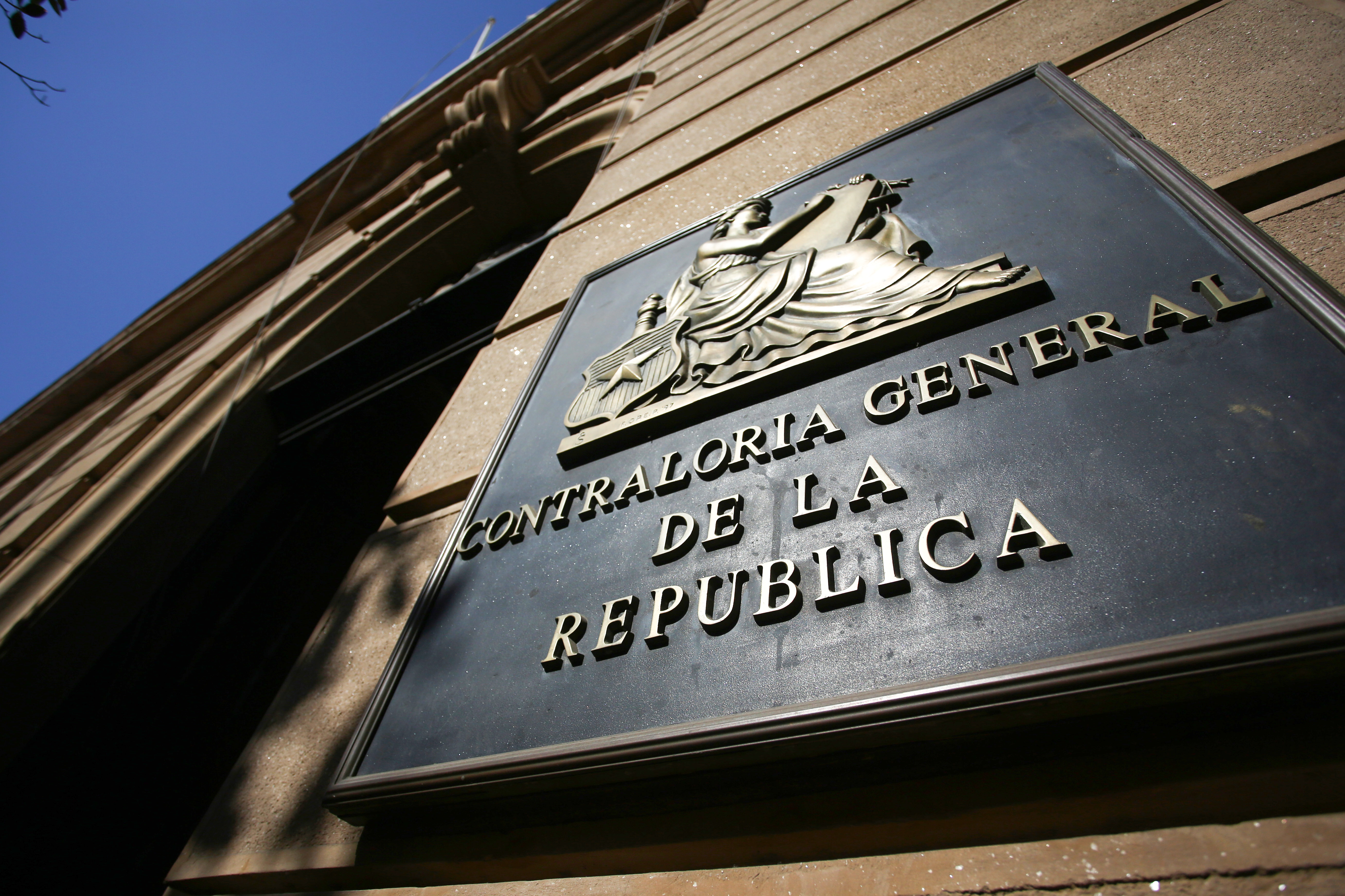 Contraloría Manda: La Digitalización Obligatoria del Control de Asistencia en el Sector Público Chileno